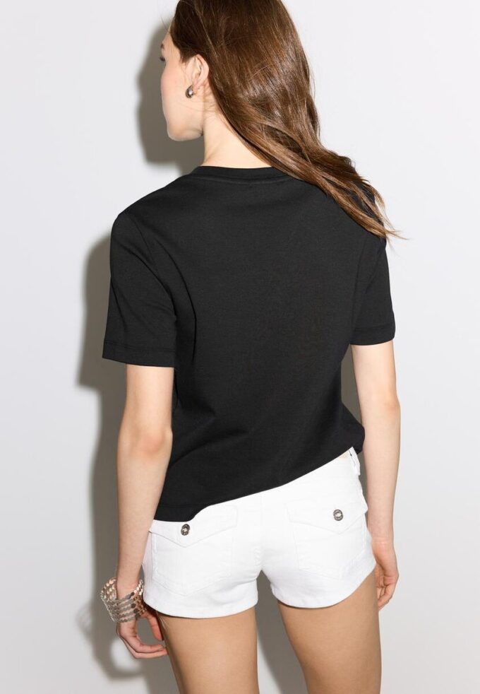 Basic tričko s regular střihem a silnější látkou Basic tričko s regular střihem a silnější látkou