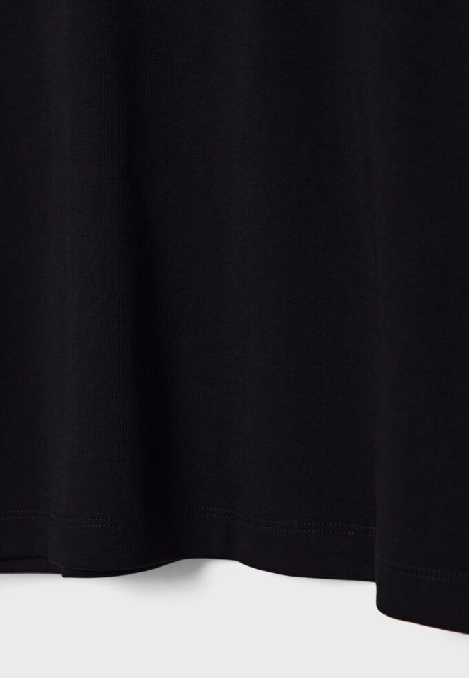 Basic tričko s regular střihem a silnější látkou Basic tričko s regular střihem a silnější látkou