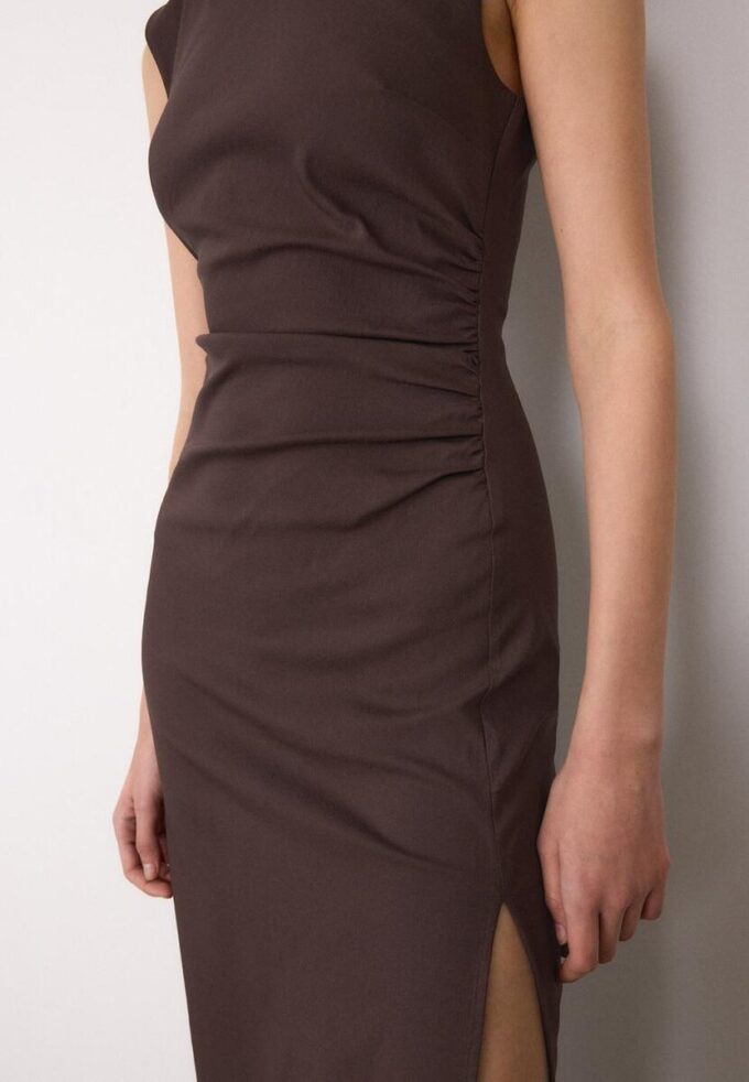 Bezrukávové midi šaty z bengalínu