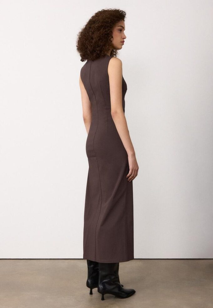 Bezrukávové midi šaty z bengalínu