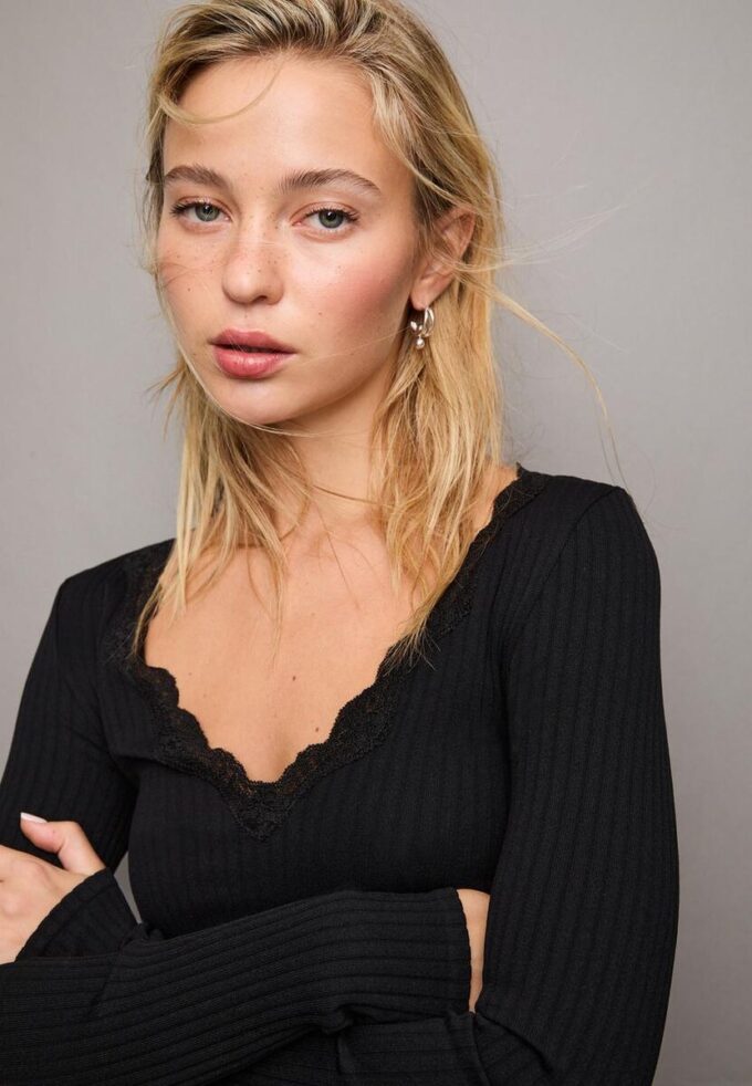 Bezšvový krajkový top