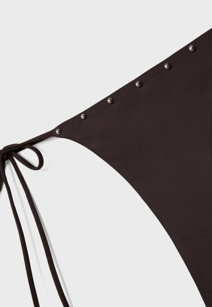 Bikiny s cvočky a zavazováním na bocích Bikiny s cvočky a zavazováním na bocích