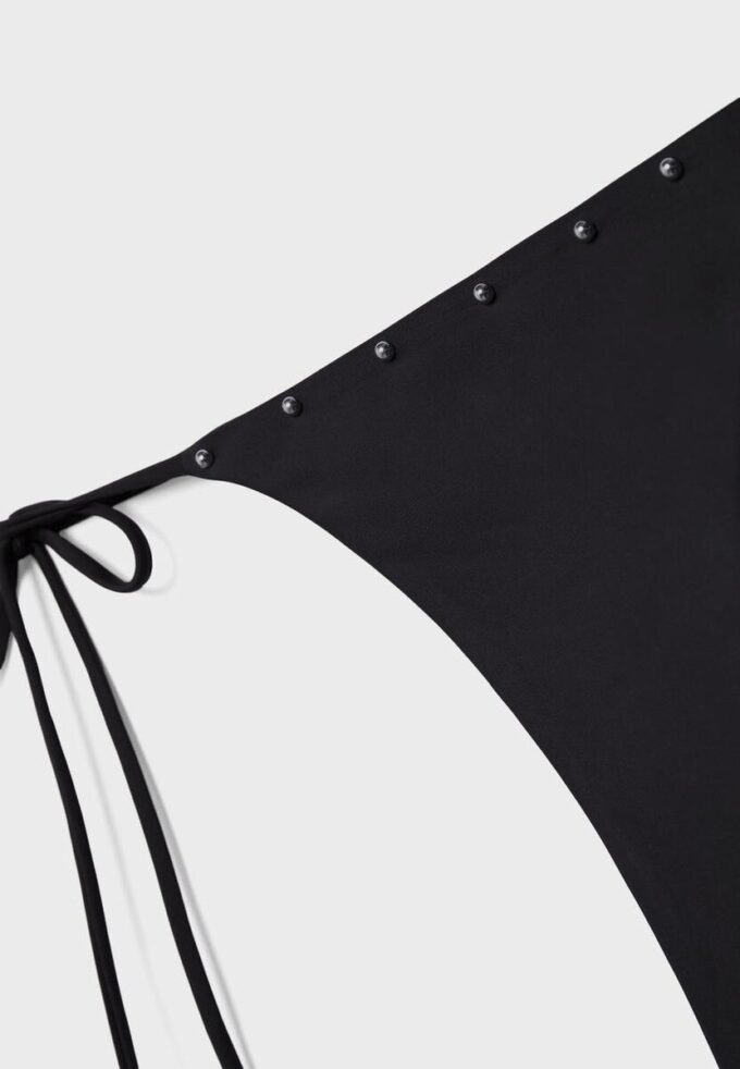 Bikiny s cvočky a zavazováním na bocích Bikiny s cvočky a zavazováním na bocích