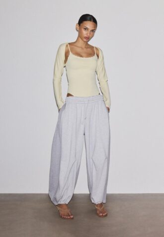 Body s blond krajkovými detaily