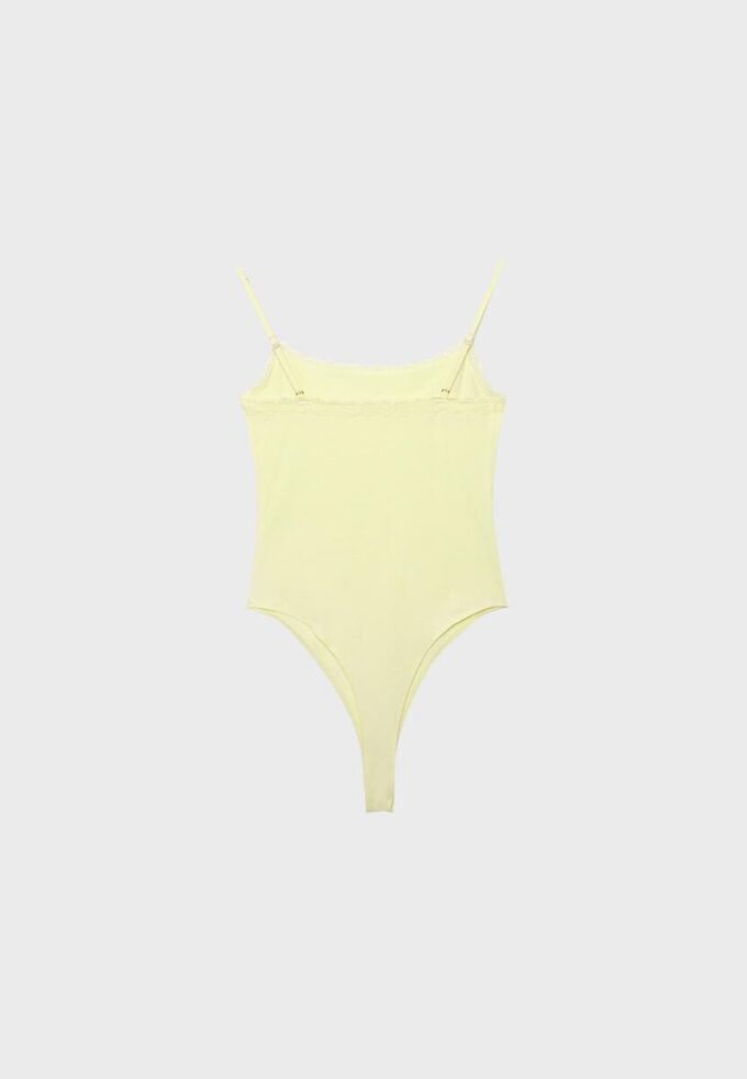 Body s blond krajkovými detaily Body s blond krajkovými detaily