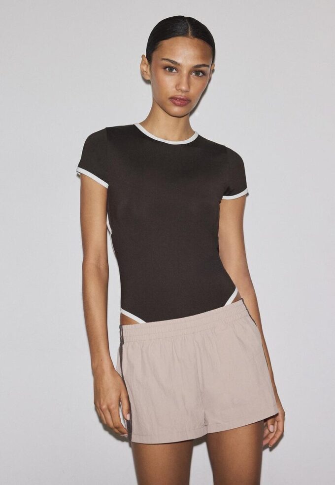 Body s výřezem na zádech