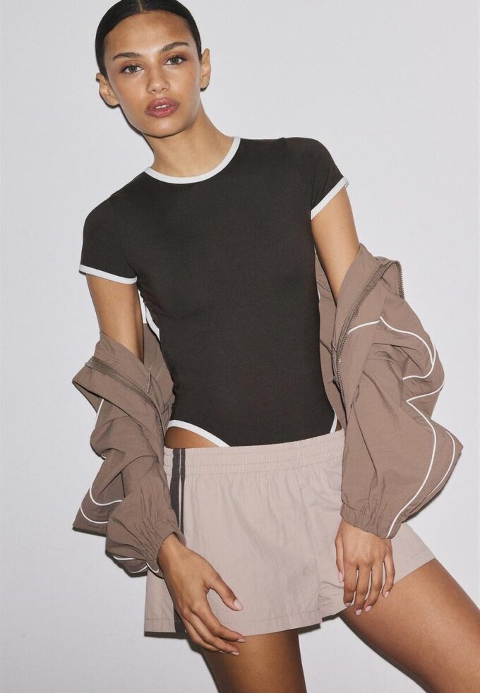 Body s výřezem na zádech