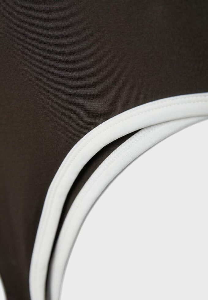 Body s výřezem na zádech