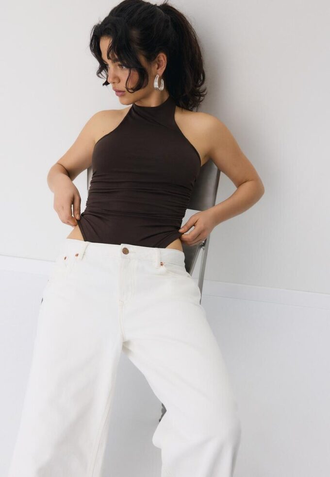 Bodysuit s vázáním za krkem Bodysuit s vázáním za krkem