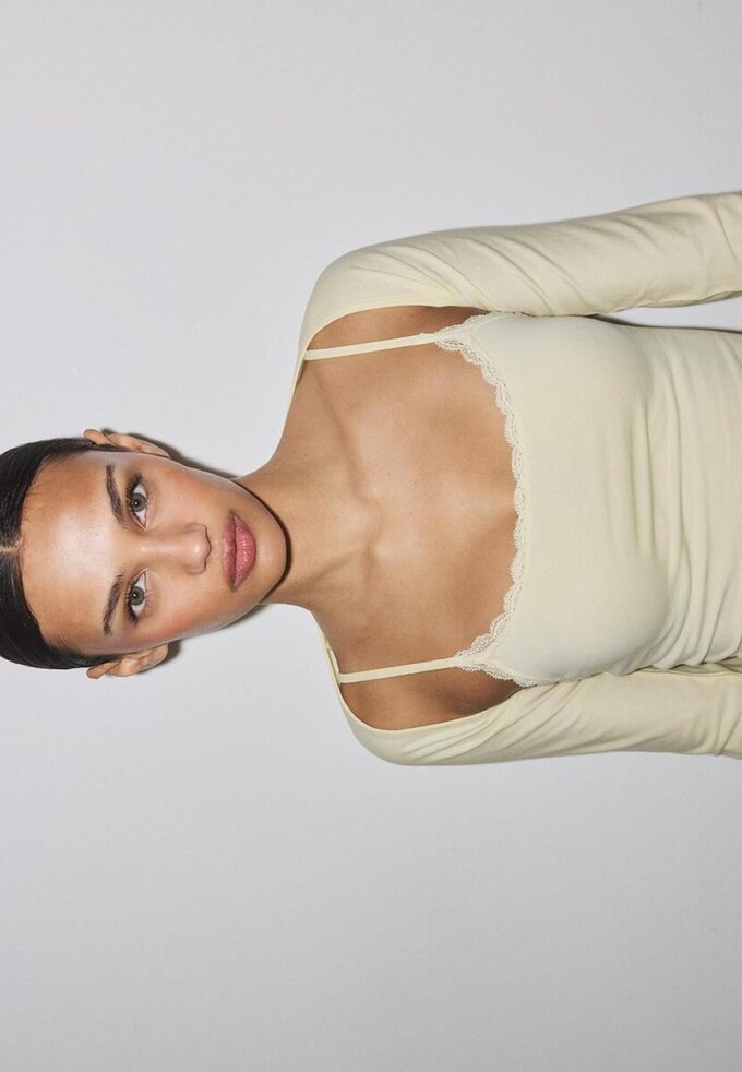 Bolero s dlouhými rukávy a úzkým střihem