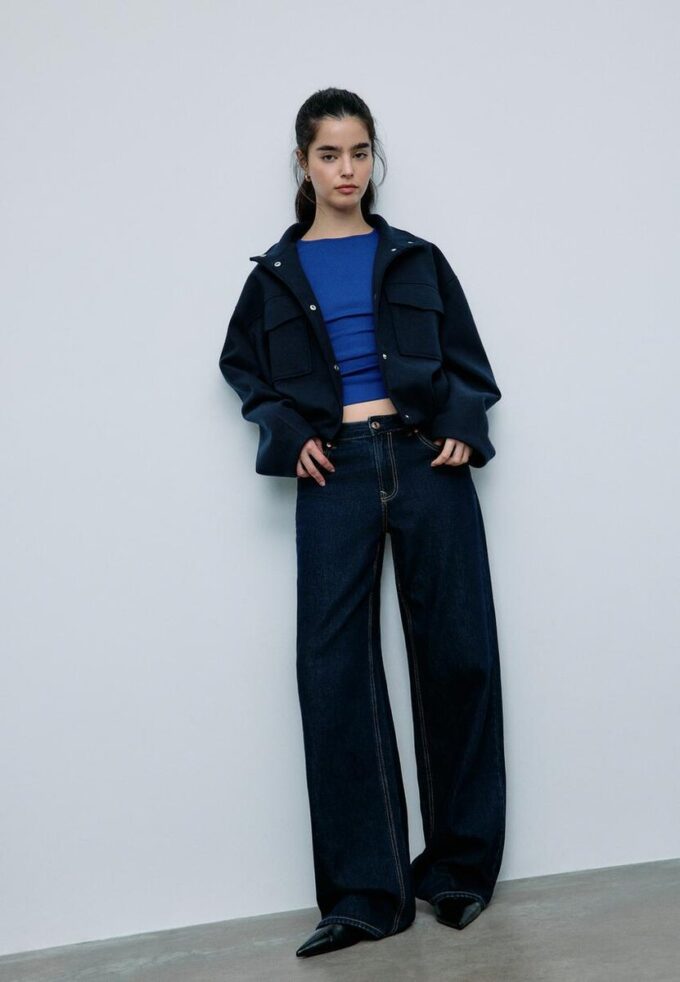 Bomberová bunda s kapsami a jemným povrchem na dotek