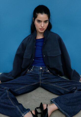 Bomberová bunda s kapsami a jemným povrchem na dotek