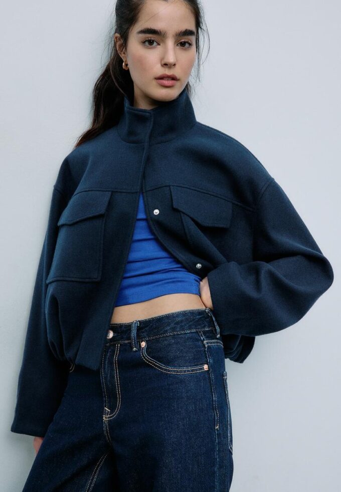 Bomberová bunda s kapsami a jemným povrchem na dotek