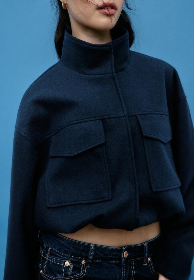 Bomberová bunda s kapsami a jemným povrchem na dotek