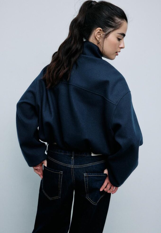 Bomberová bunda s kapsami a jemným povrchem na dotek