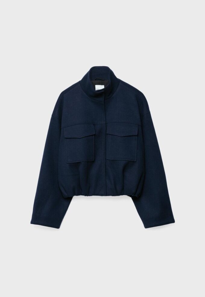 Bomberová bunda s kapsami a jemným povrchem na dotek