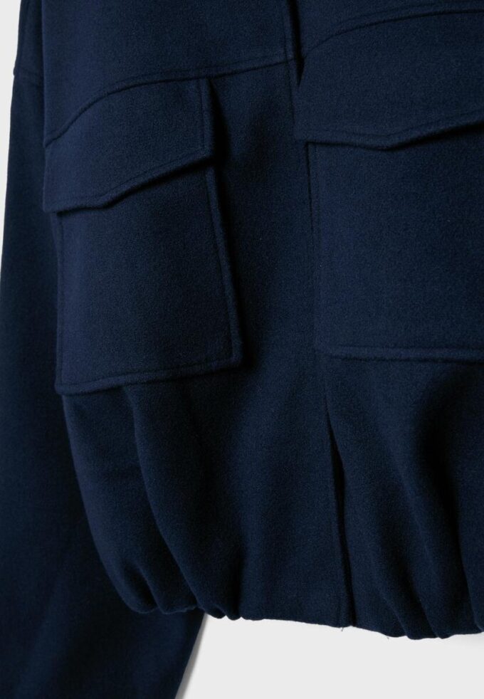 Bomberová bunda s kapsami a jemným povrchem na dotek