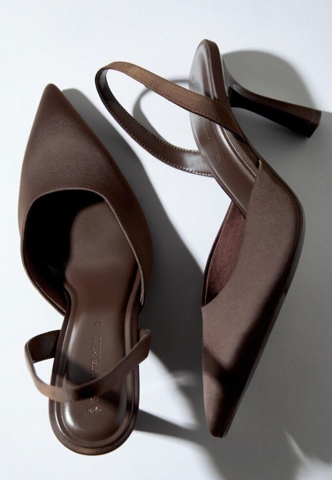 Boty na podpatku s jehlovým podpatkem se saténovým efektem