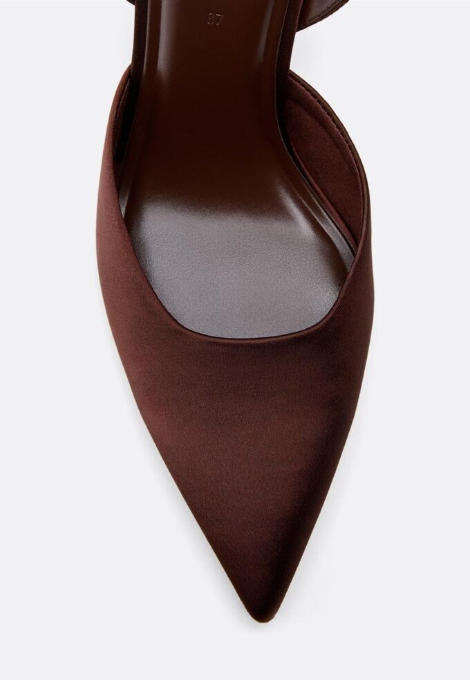 Boty na podpatku s jehlovým podpatkem se saténovým efektem