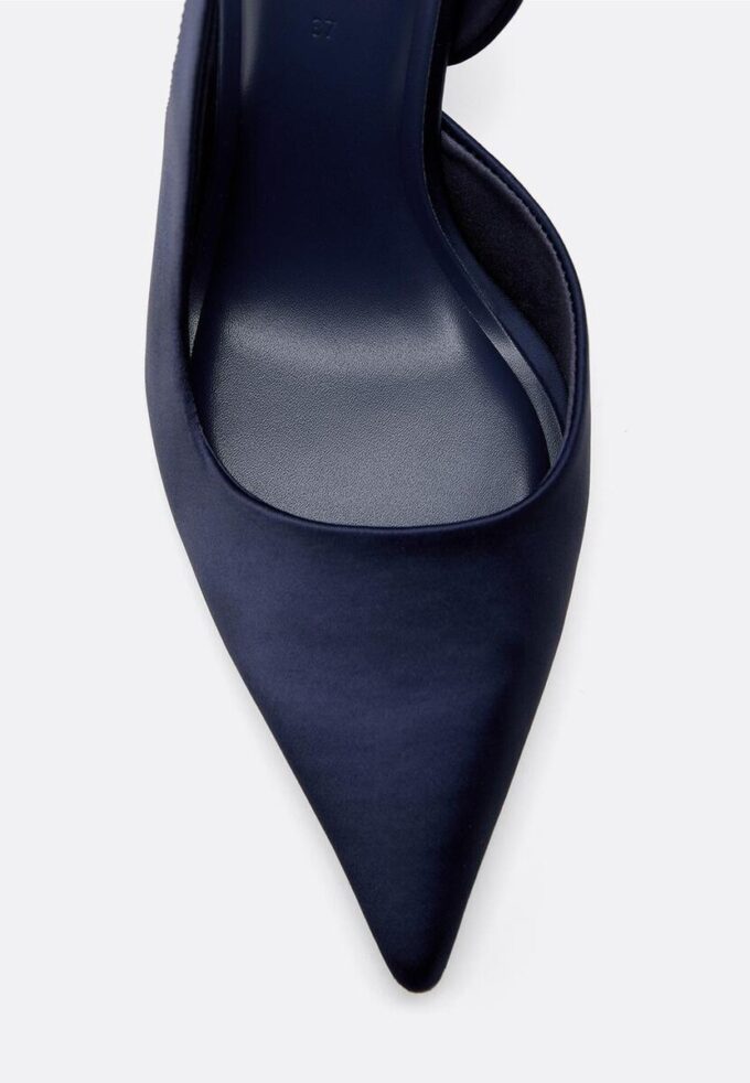 Boty na podpatku se saténovým efektem