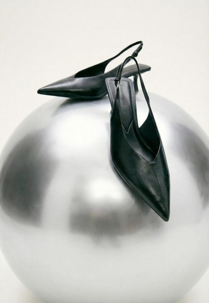 Boty s výstřihem do V a boty na podpatku