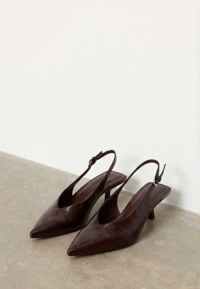 Boty s výstřihem do V a boty na podpatku