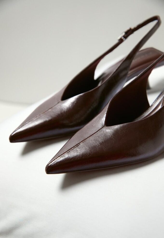 Boty s výstřihem do V a boty na podpatku