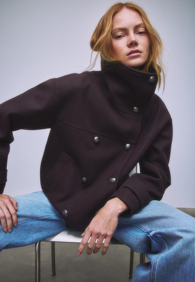 Bunda Jemné na dotek s překříženým výstřihem a vysokým límcem