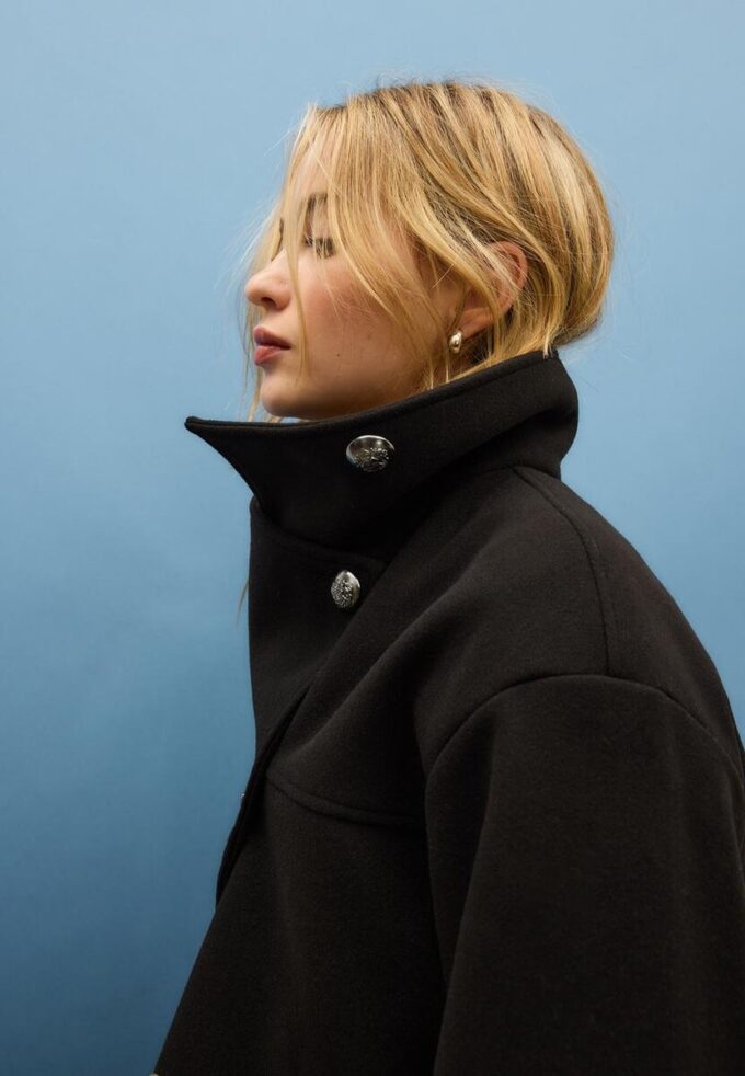 Bunda Jemné na dotek s překříženým výstřihem a vysokým límcem