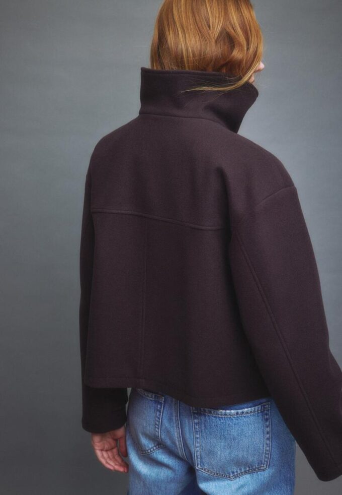 Bunda Jemné na dotek s překříženým výstřihem a vysokým límcem