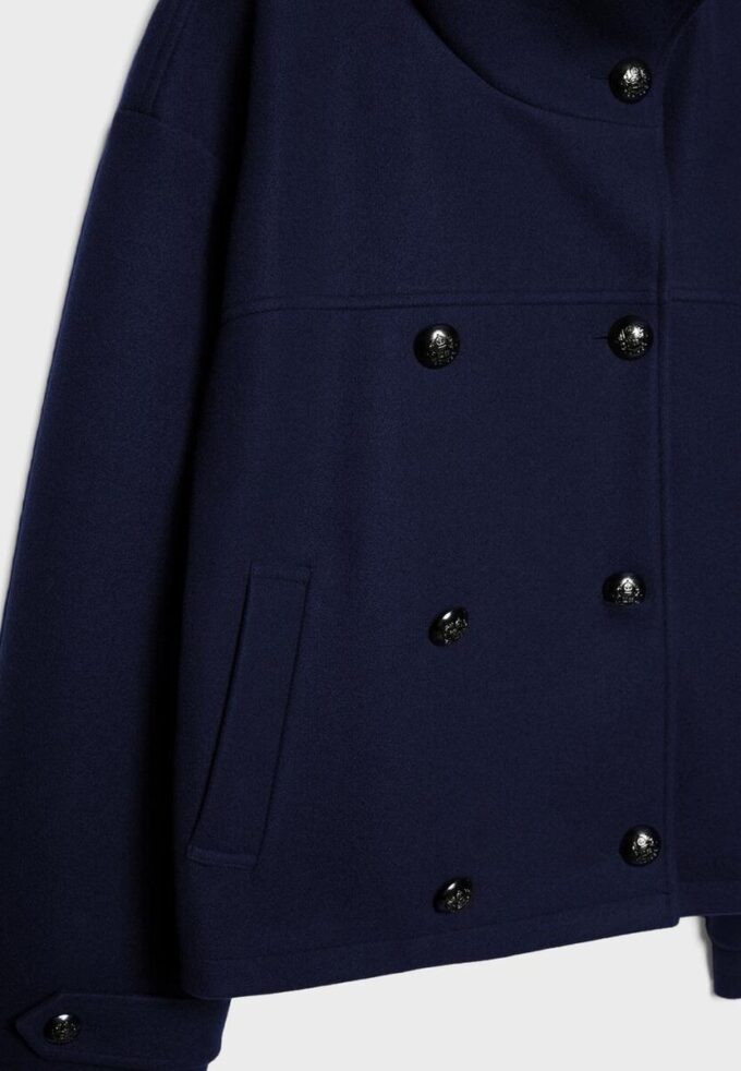 Bunda Jemné na dotek s překříženým výstřihem a vysokým límcem