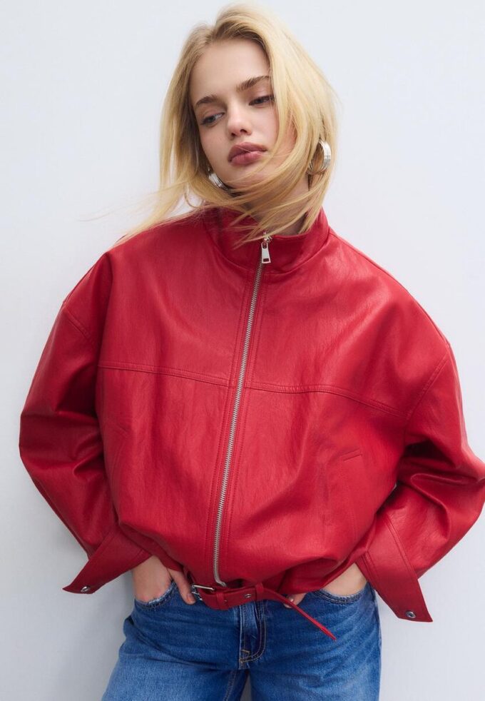 Bunda s efektem kůže a páskem