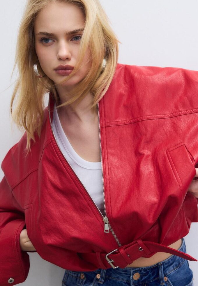 Bunda s efektem kůže a páskem