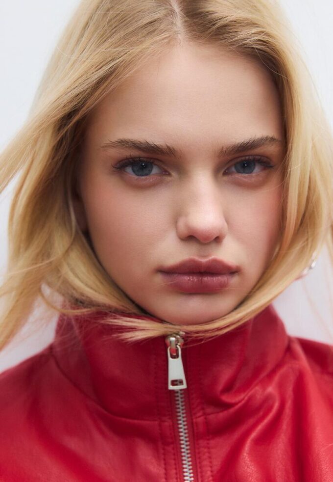 Bunda s efektem kůže a páskem