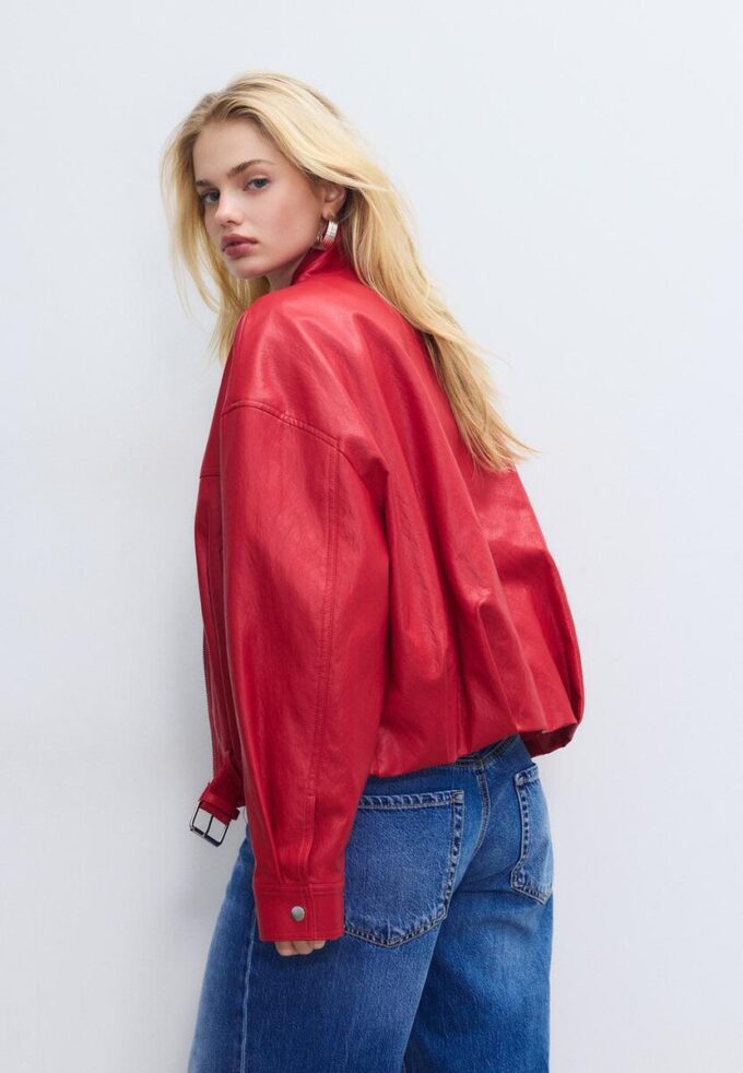 Bunda s efektem kůže a páskem