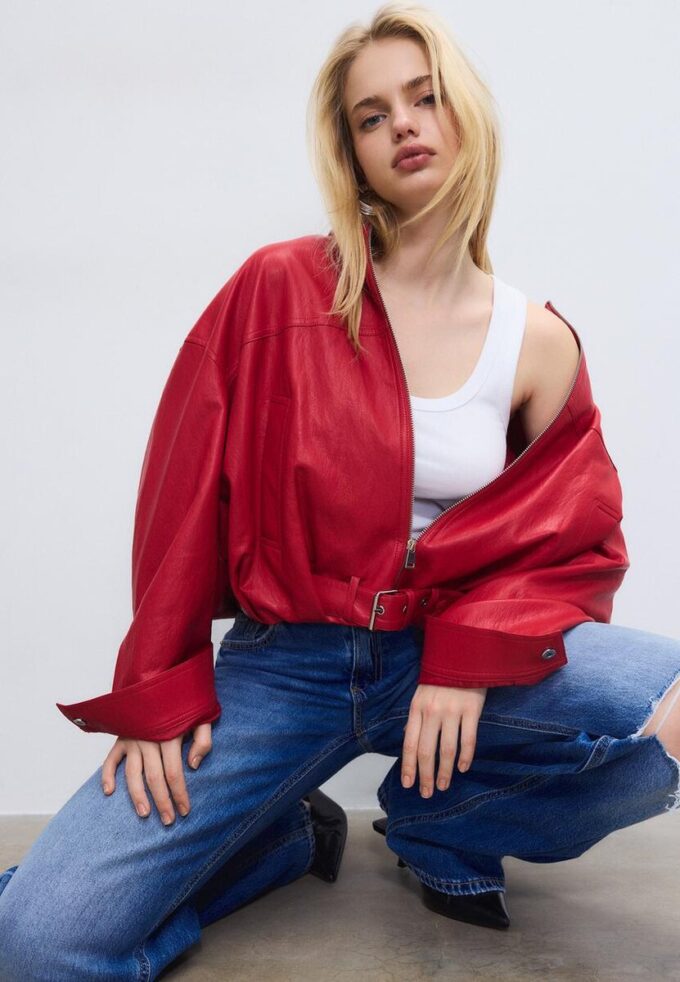 Bunda s efektem kůže a páskem