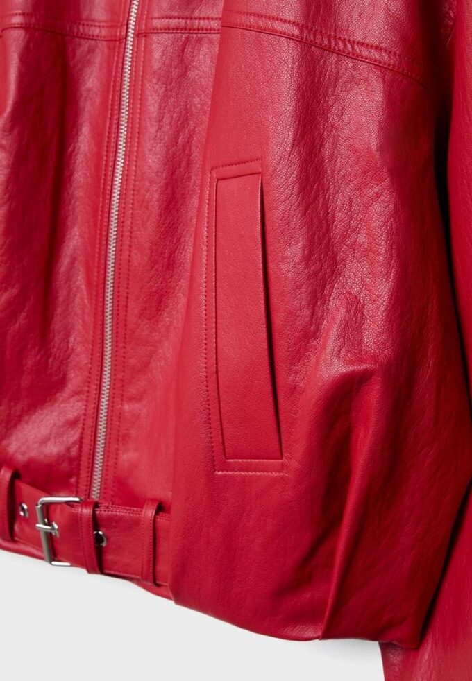 Bunda s efektem kůže a páskem