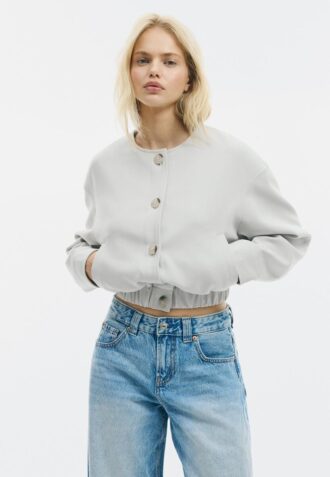 Bunda s kulatým výstřihem a nafouknutými rukávy