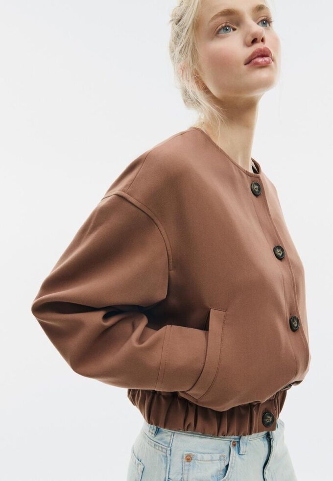 Bunda s kulatým výstřihem a nafouknutými rukávy