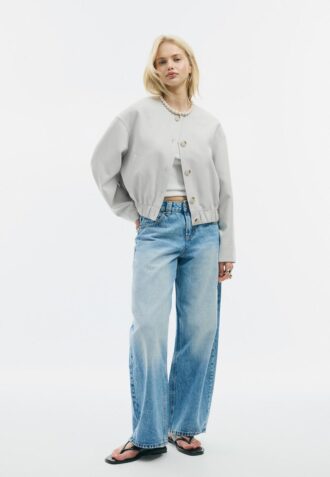 Bunda s kulatým výstřihem a nafouknutými rukávy