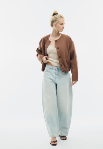 Bunda s kulatým výstřihem a nafouknutými rukávy