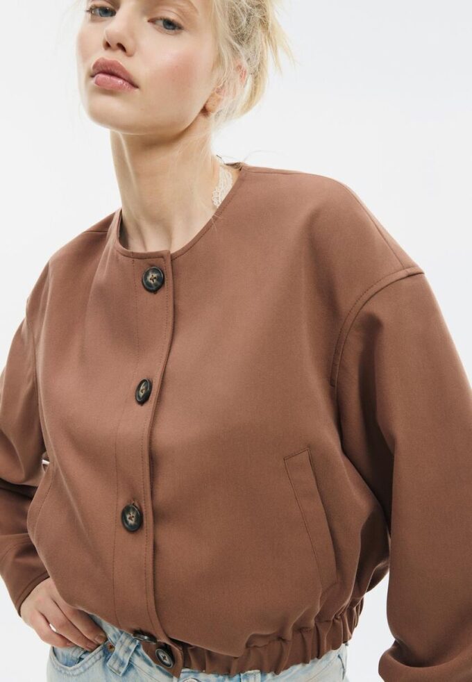 Bunda s kulatým výstřihem a nafouknutými rukávy