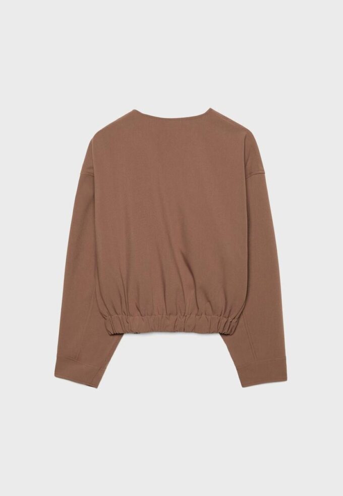 Bunda s kulatým výstřihem a nafouknutými rukávy