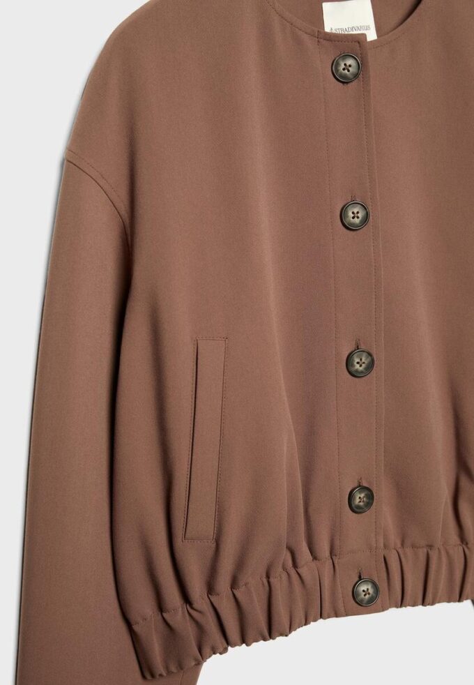 Bunda s kulatým výstřihem a nafouknutými rukávy