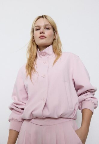 Bunda s vysokým límcem