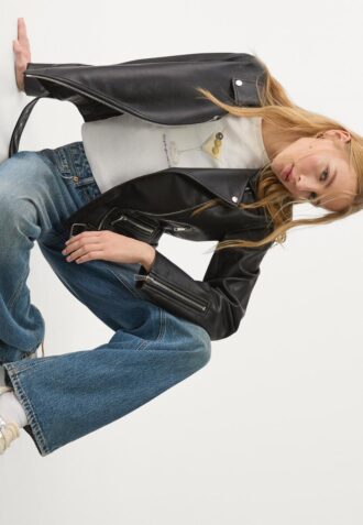 Bunda v motorkářském stylu s efektem kůže