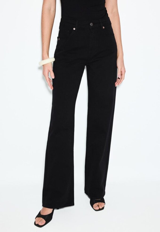 D92 Rovné džíny se širokými nohavicemi D92 Rovné džíny se širokými nohavicemi