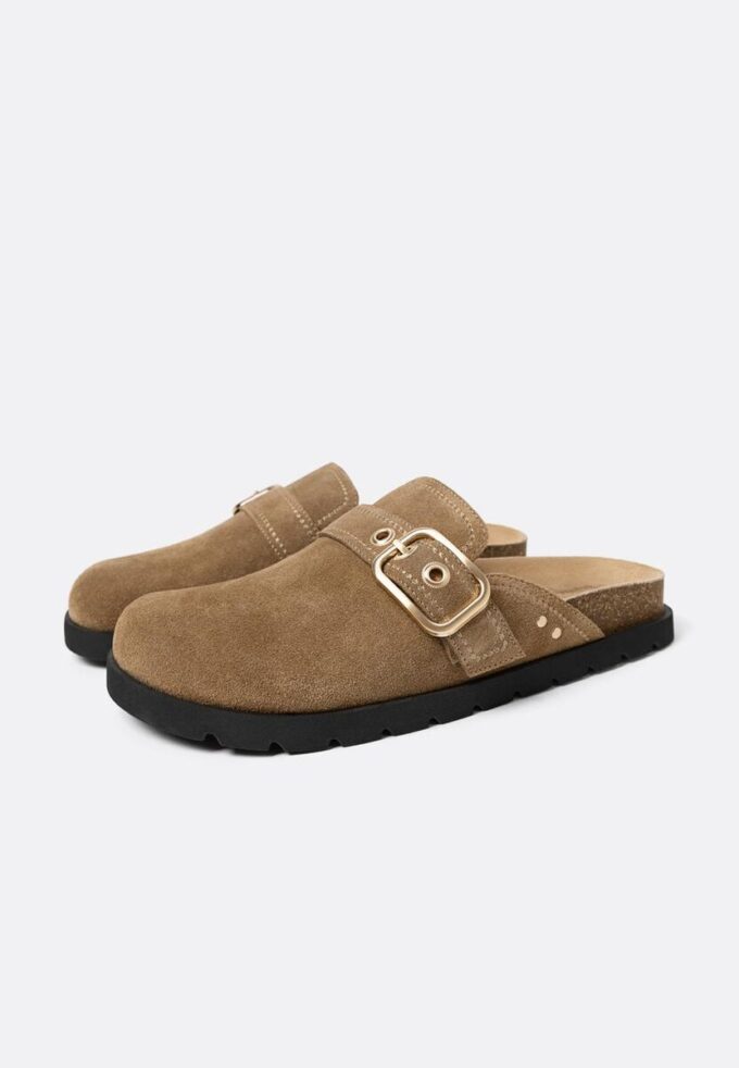 Dřeváky z dělené semišové kůže s přezkou