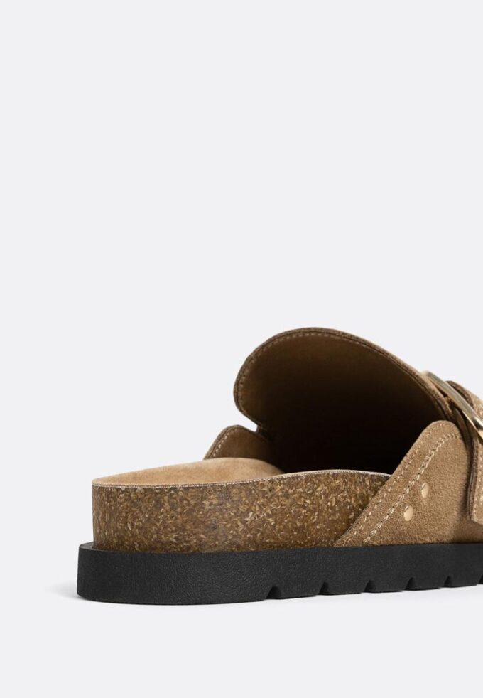 Dřeváky z dělené semišové kůže s přezkou