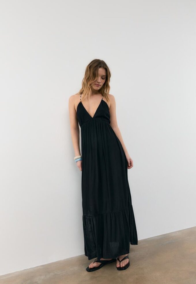 Dlouhé krepové šaty s korálkovými ramínky Dlouhé krepové šaty s korálkovými ramínky